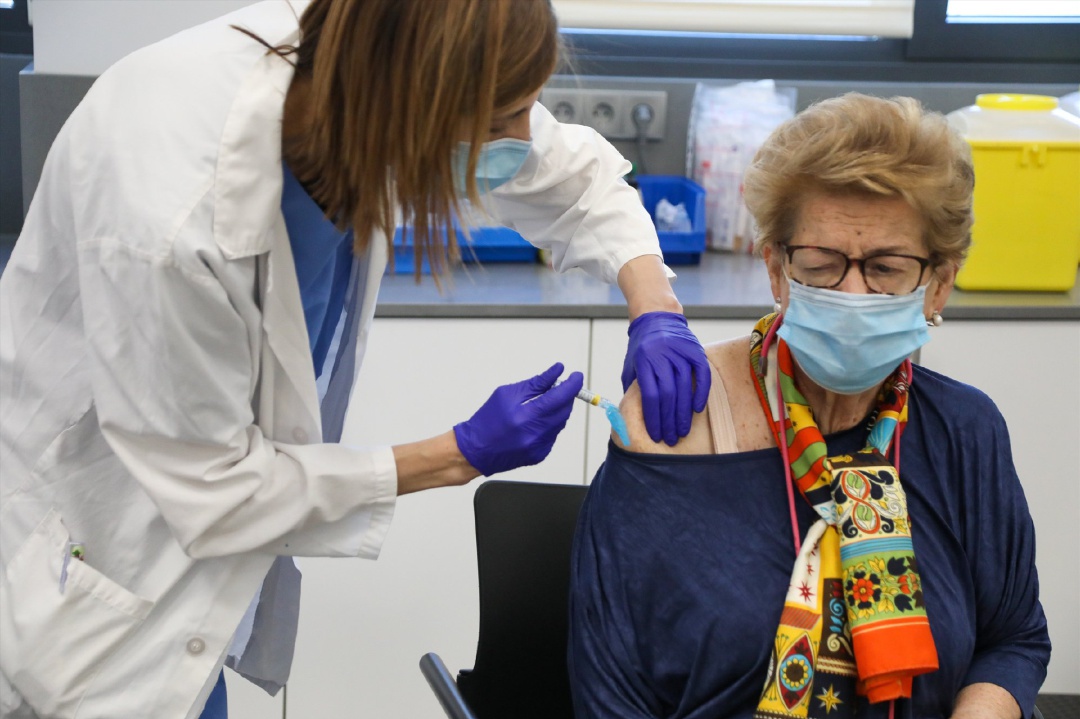 Archivo - Una persona mayor se vacuna contra la gripe en el centro de Salud Baviera, a 25 de octubre de 2021, en Madrid, (España)