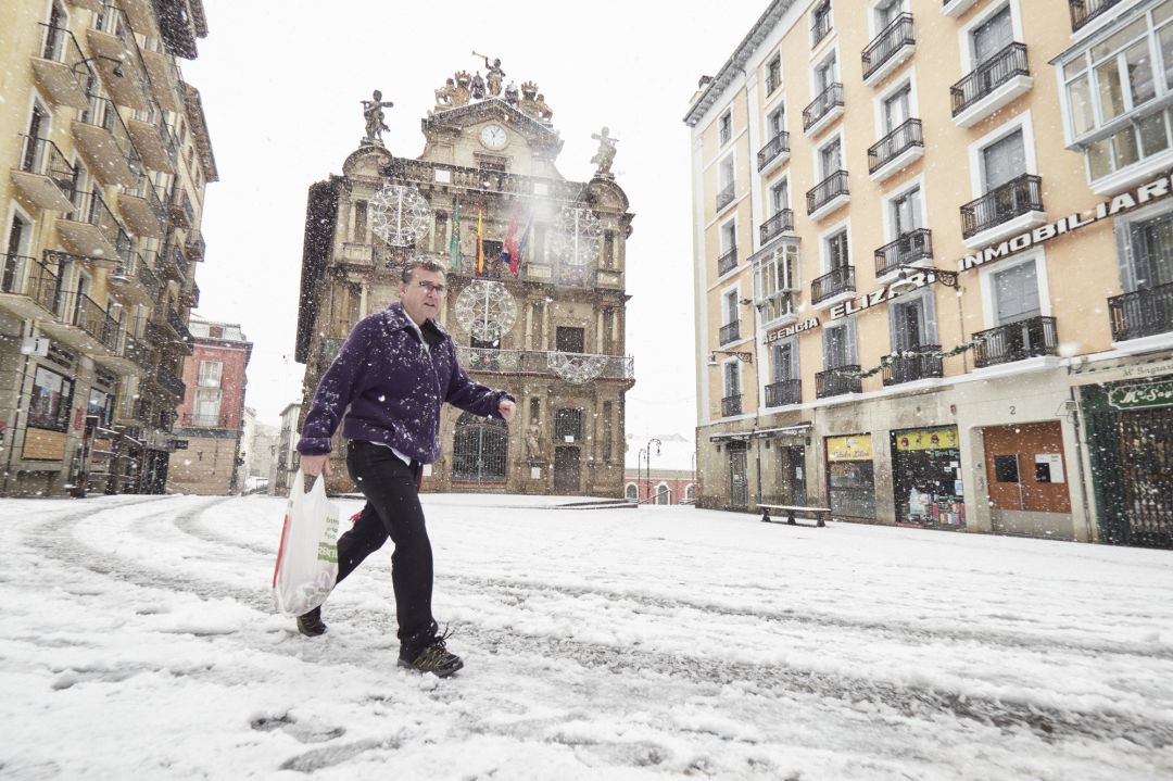 Un hombre camina sobre la nieve, a 28 de noviembre de 2021, en Pamplona, Navarra (España). 