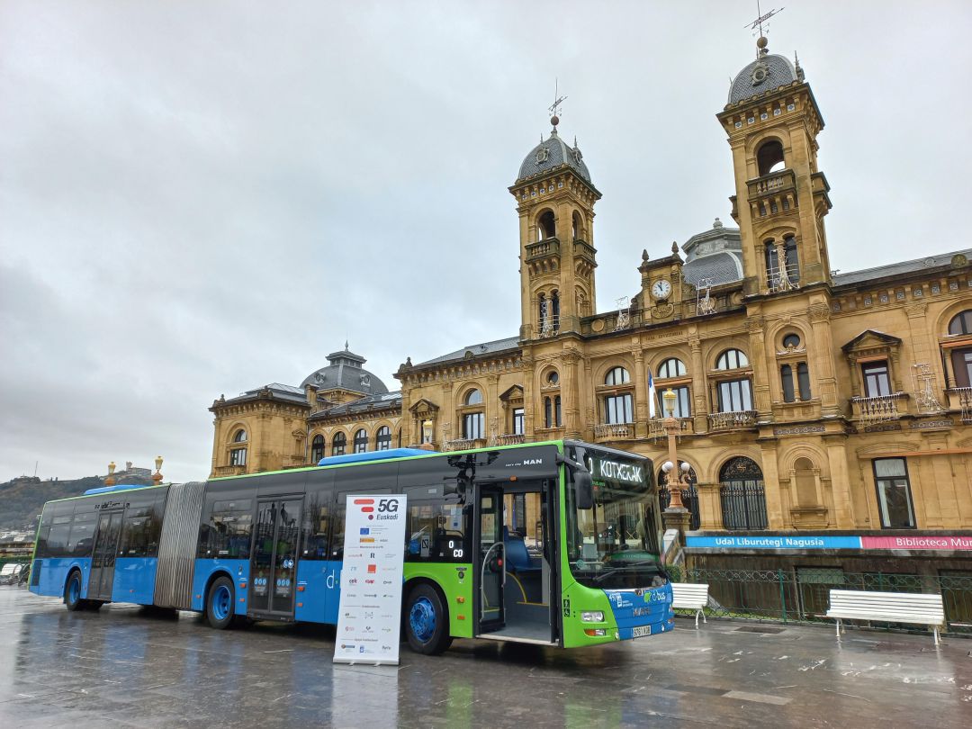 Presentación frente al Ayuntamiento de San Sebastián de la conexión 5G en los autobuses de Dbus
