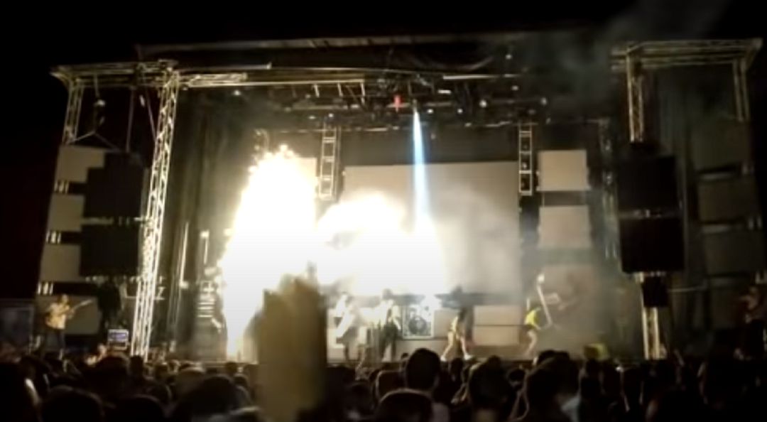 Captura de un video justo después de la explosión con Joana Sanz tendida en el suelo a la derecha de la imagen