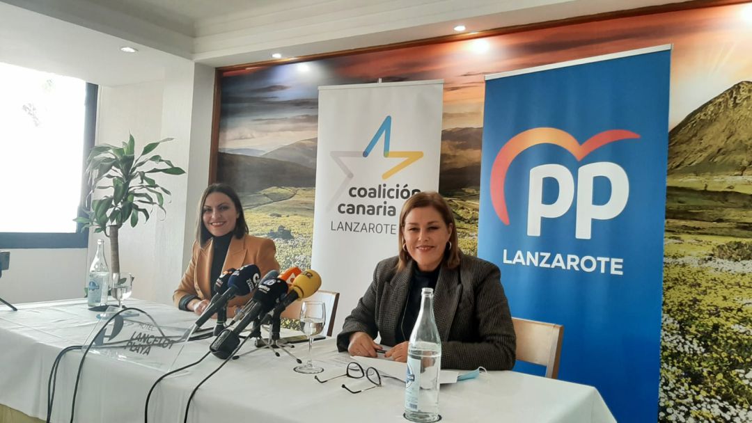 Migdalia Machín, secretaria general de CC en Lanzarote, y Ástrid Pérez, presidenta del PP en la isla y alcaldesa de Arrecife, presentando el nuevo acuerdo de gobierno.