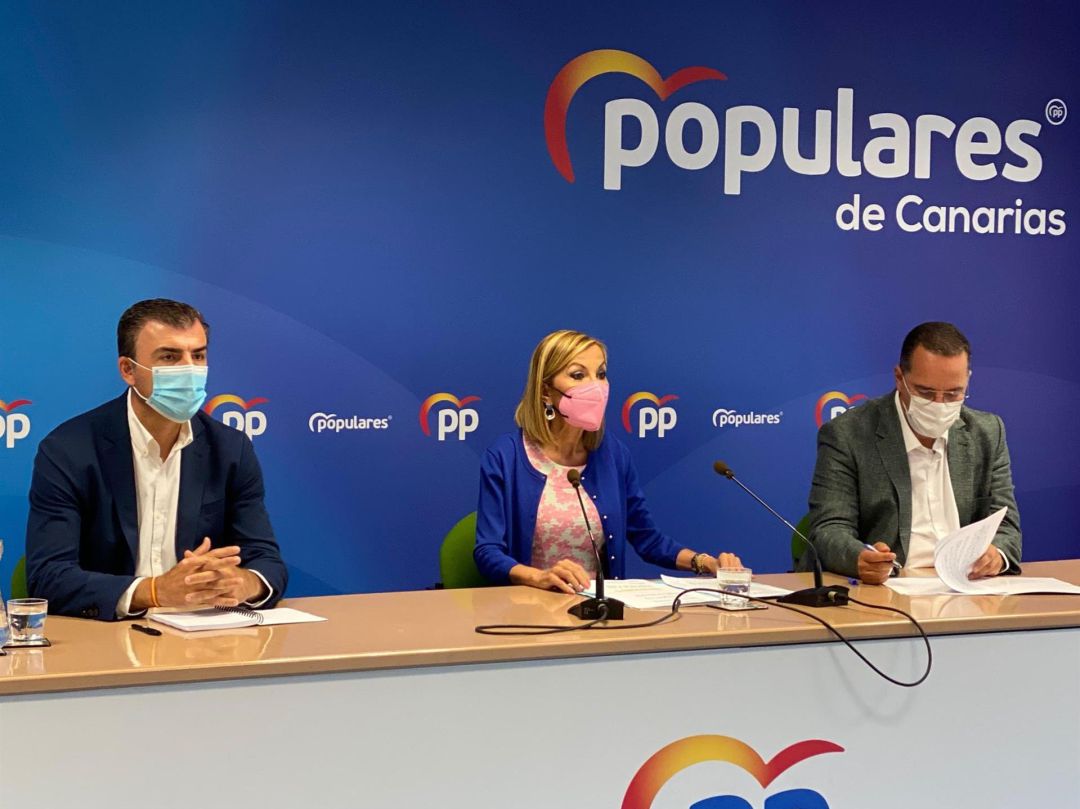 La presidenta del PP de Canarias, María Australia Navarro, junto al presidente y portavoz adjunto del Grupo Popular en el Parlamento canario, Manuel Domínguez y Poli Suárez, respectivamente