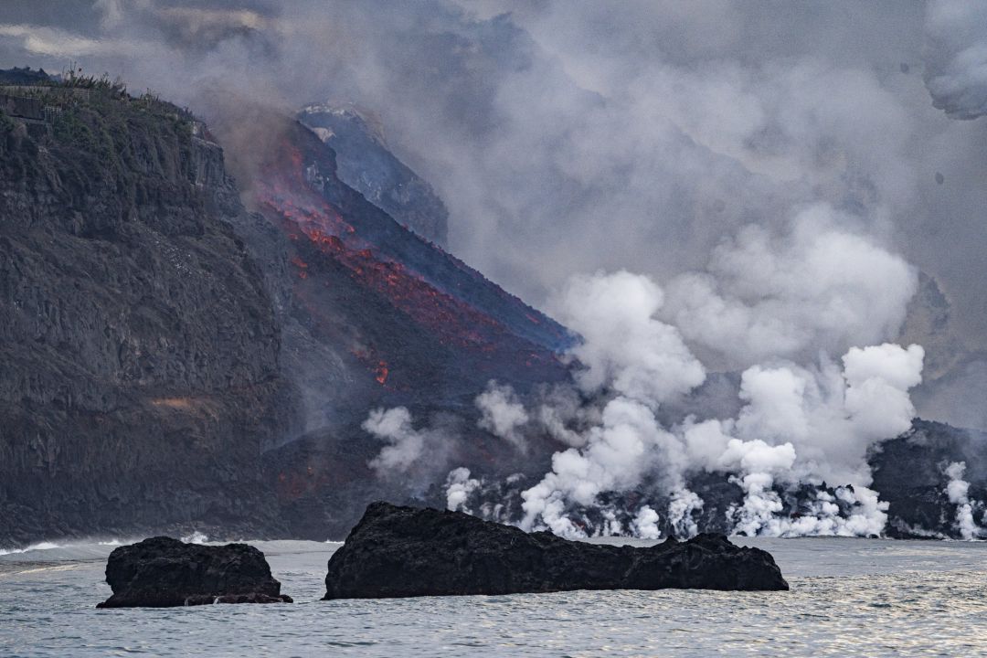 La colada de lava a su llegada al mar