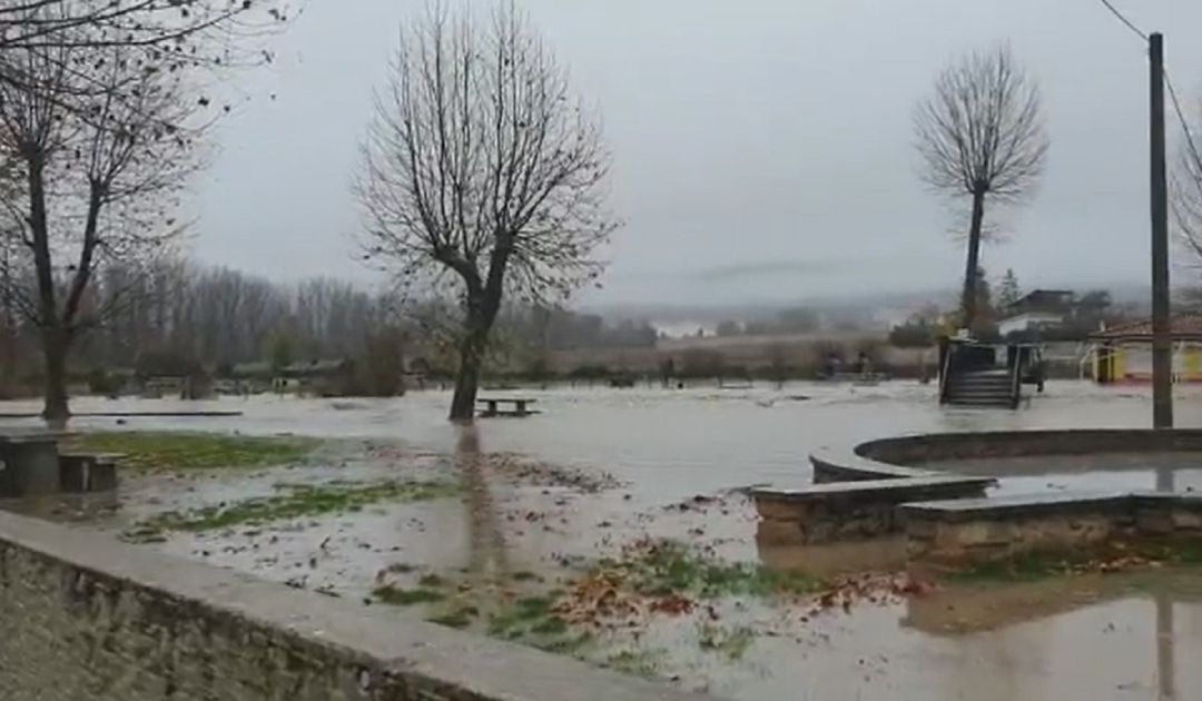 El río se ha desbordado anegando un parque en Espejo