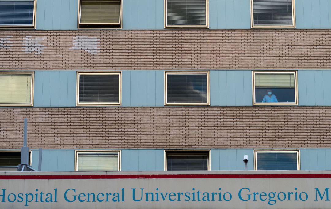 Un hombre se asoma a la ventana en el Hospital Gregorio Marañón de Madrid