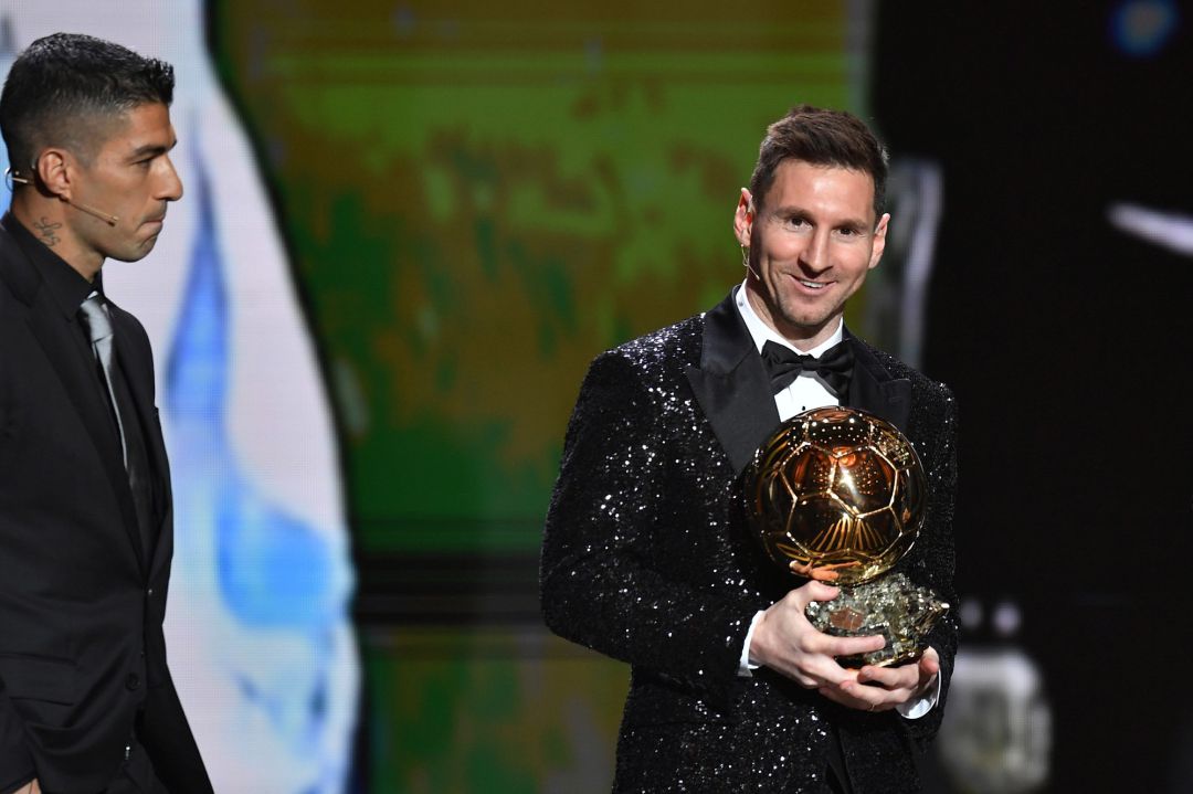 Lionel Messi recibe el Balón de Oro junto a Luis Suárez, ex compañero en el Barcelona