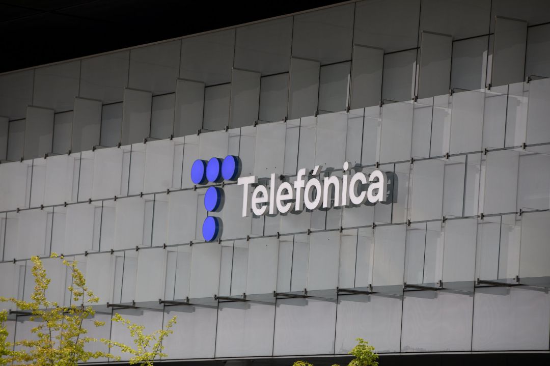 Archivo - Edificio de la sede de Telefónica en Madrid.