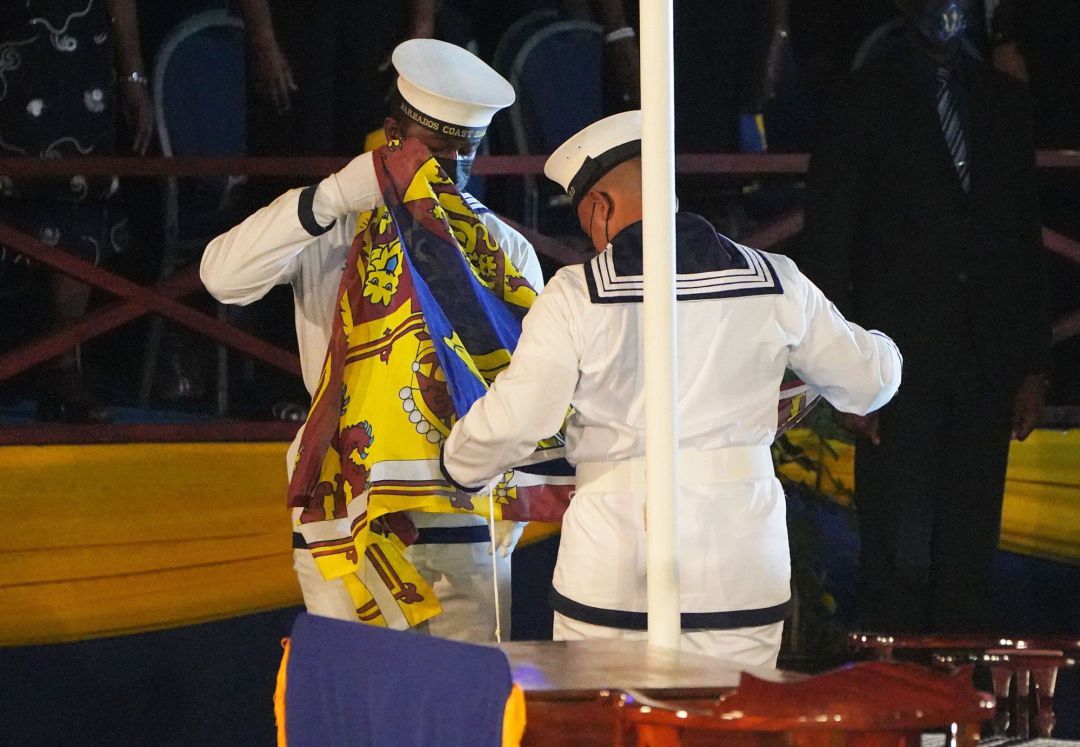 Retirada de la bandera de la reina en Barbados.