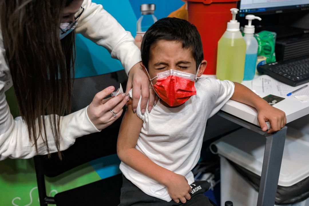 Un niño recibe la vacuna contra el coronavirus en Israel. 