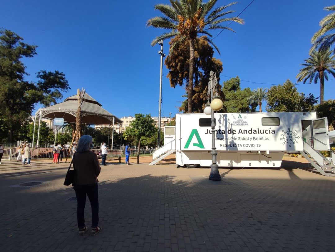 Unidad móvil de la Junta de Andalucía para la realización de pruebas Covid en el Paseo de la Victoria 