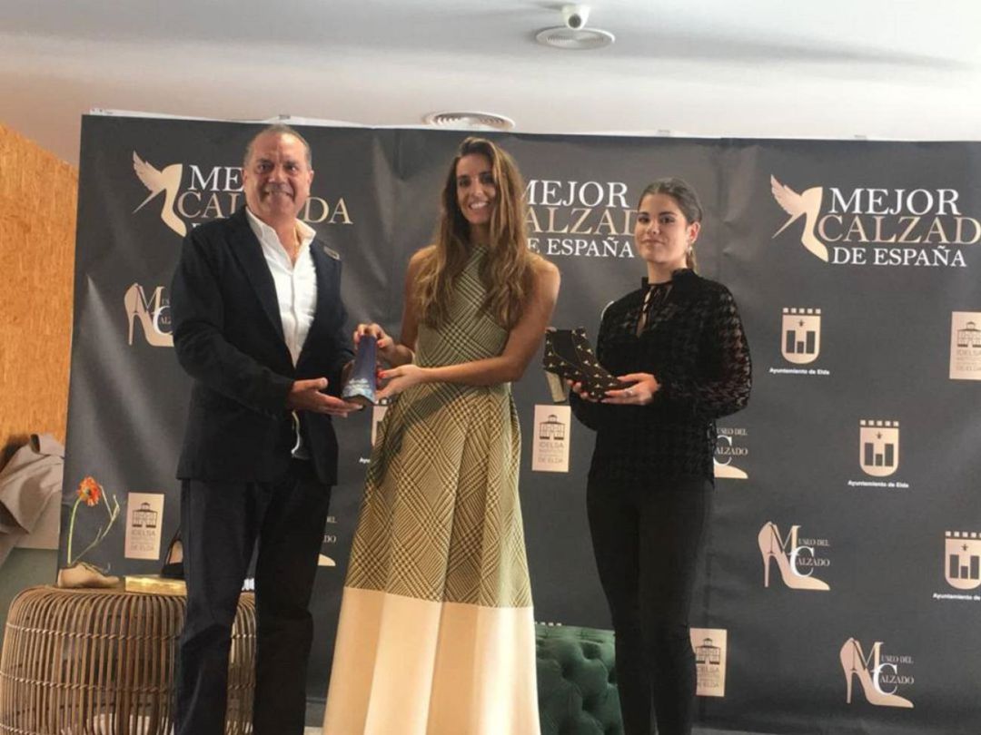 Ona Carbonell, Mejor Calzada España 2018 recibiendo un par de zapatos de una de las firmas patroncinadoras del evento