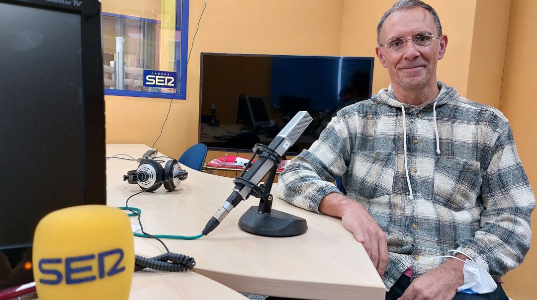 Chemi Márquez, patrono de la Fundación Fajalauza, en los estudios de Radio Granada