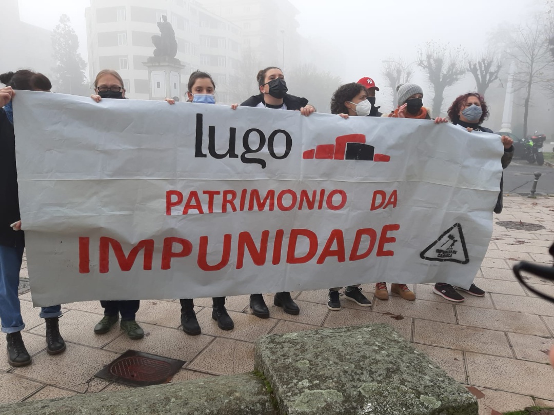 A la entrada de la Audiencia Provincial, un grupo de mujeres de la Plataforma contra la Impunidad de la Carioca, increpaban con gritos como “fiscalía corrupción” o “la prostitución también es violencia”.