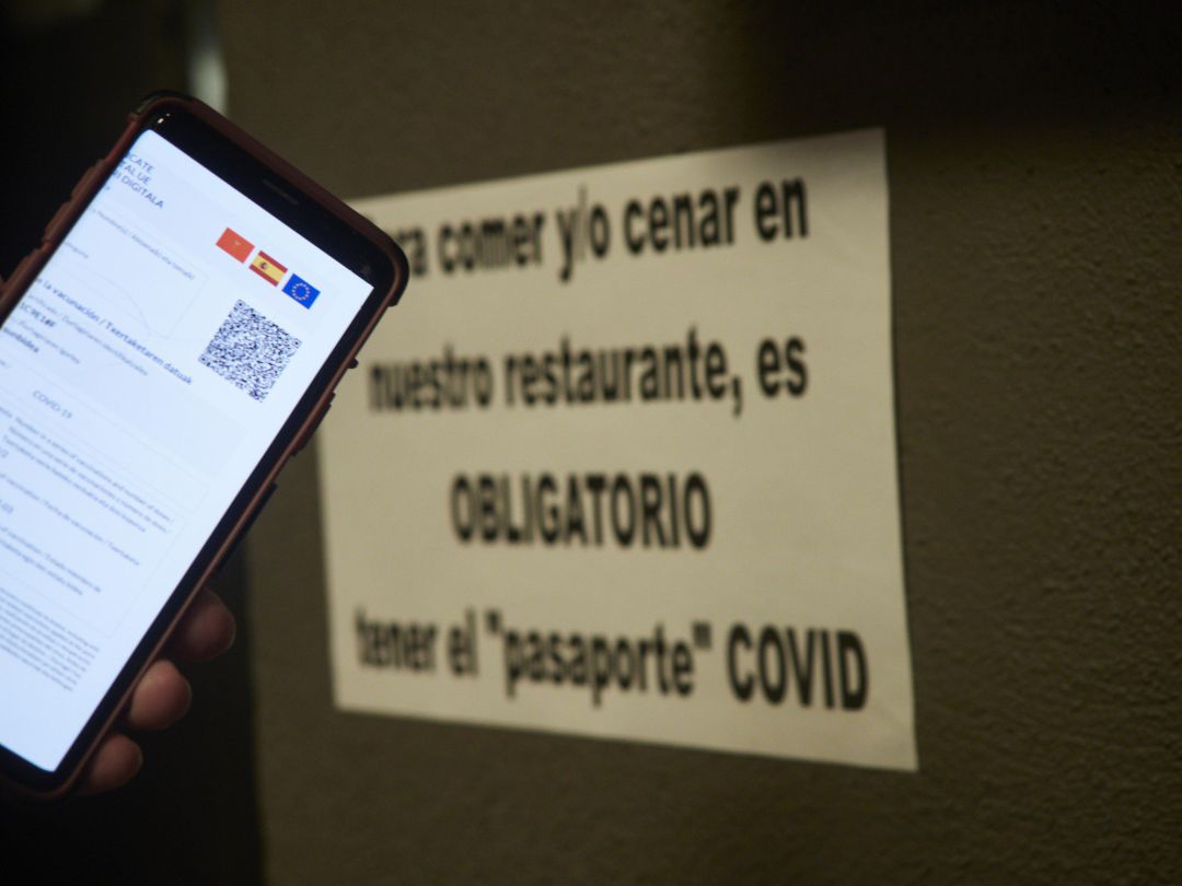 Una persona muestra su certificado de vacunación contra el Covid-19, a 27 de noviembre de 2021, en Pamplona, Navarra