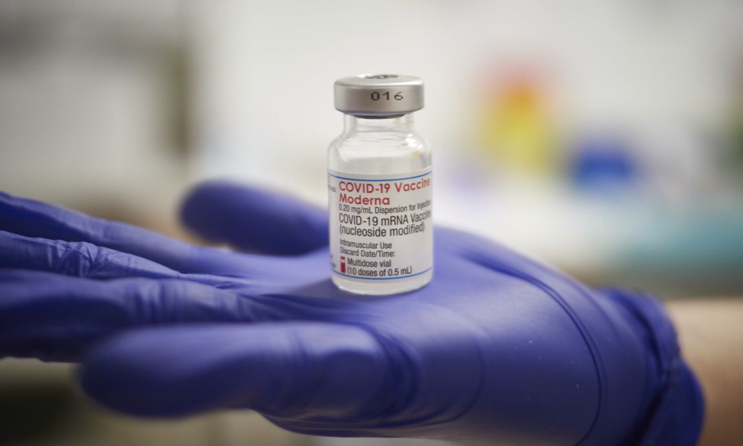 Archivo - Una profesional sanitaria sostiene un vial de la vacuna de Moderna contra la Covid-19