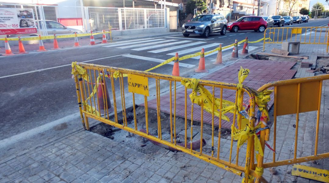 Empiezan las obras para reformar los pasos de peatones e instalar nuevos semáforos en Paracuellos de Jarama