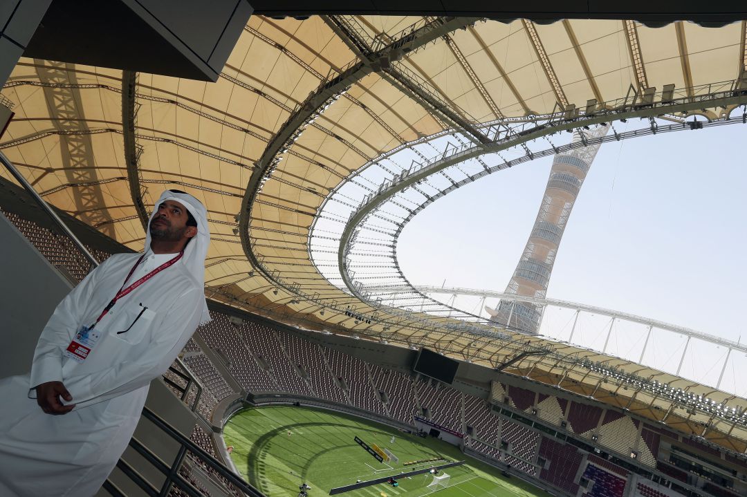 Nasser Al-Khater posa para una foto en el estadio de Doha