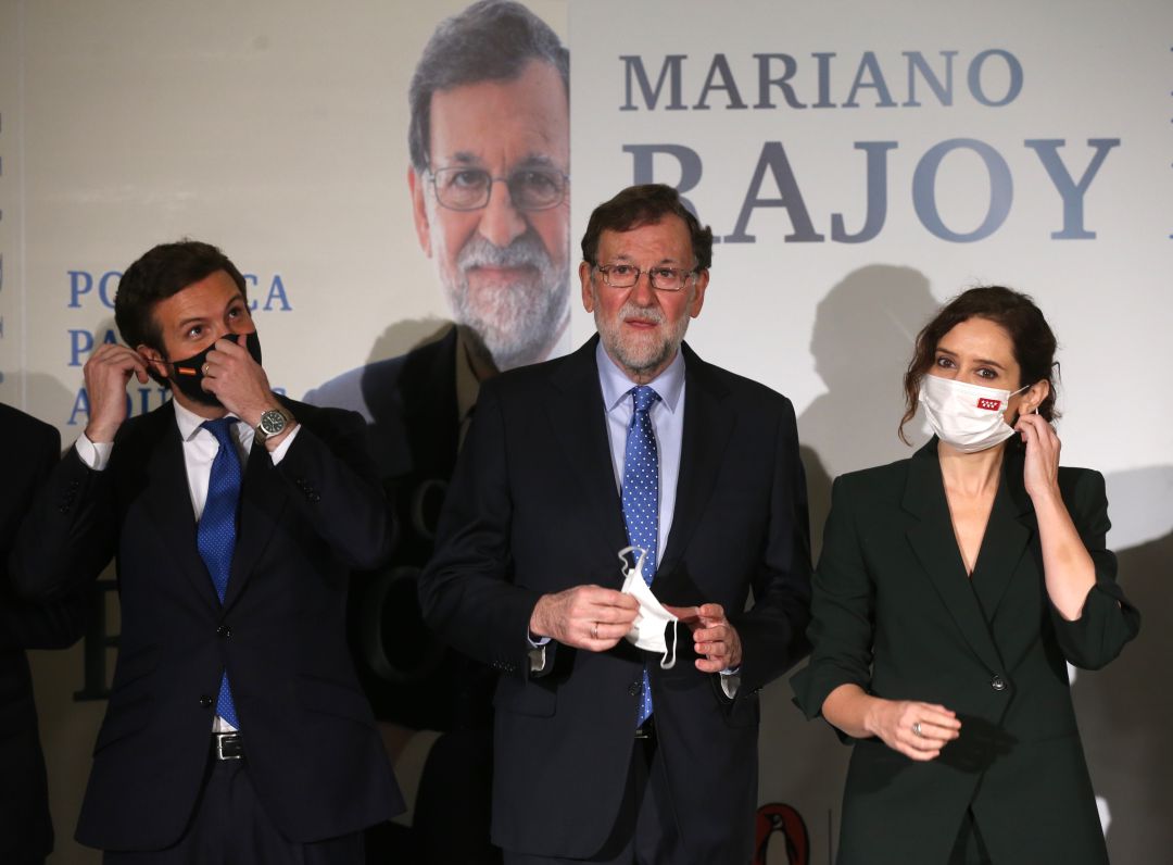 Encuentro entre Casado y Ayuso en la presentación del libro de Rajoy. 