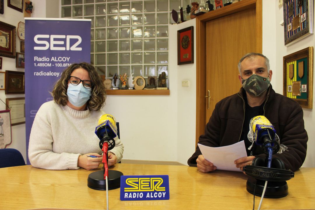 Empar Gómez y Pablo Martínez, enfermeros de la unidad de vigilancia epidemiológica del Centro de Salud Pública de Alcoy
