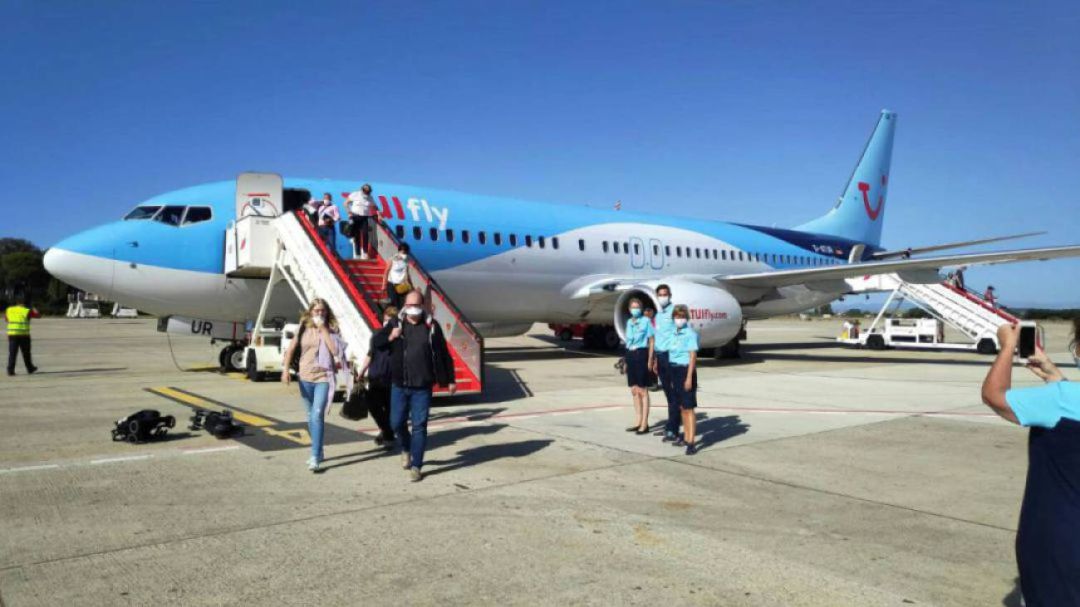 Viajeros llegando al aeropuerto de Jerez