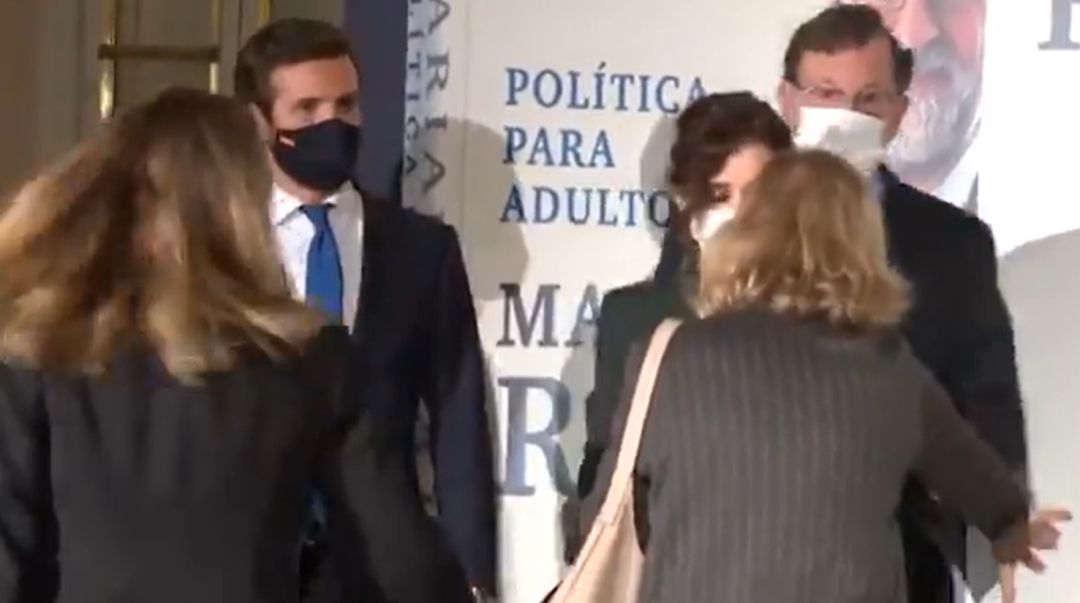 Momento en el que Rajoy, Ayuso y Casado han posado durante el acto de este miércoles