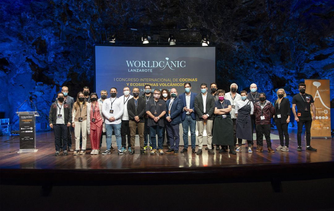 Participantes en Worldcanic junto a los consejeros de Cultura y de los CACTs, Alberto Aguiar y Benjamín Perdomo respectivamente.