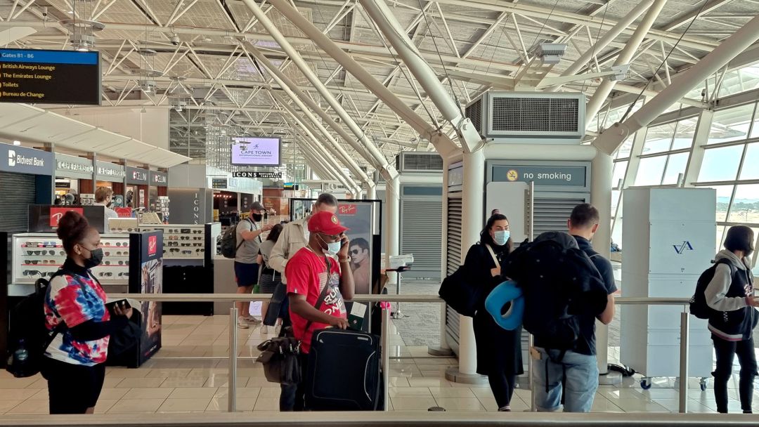Un aeropuerto en Sudáfrica, donde se ha secuenciado por primera vez la variante de Ómicron. 