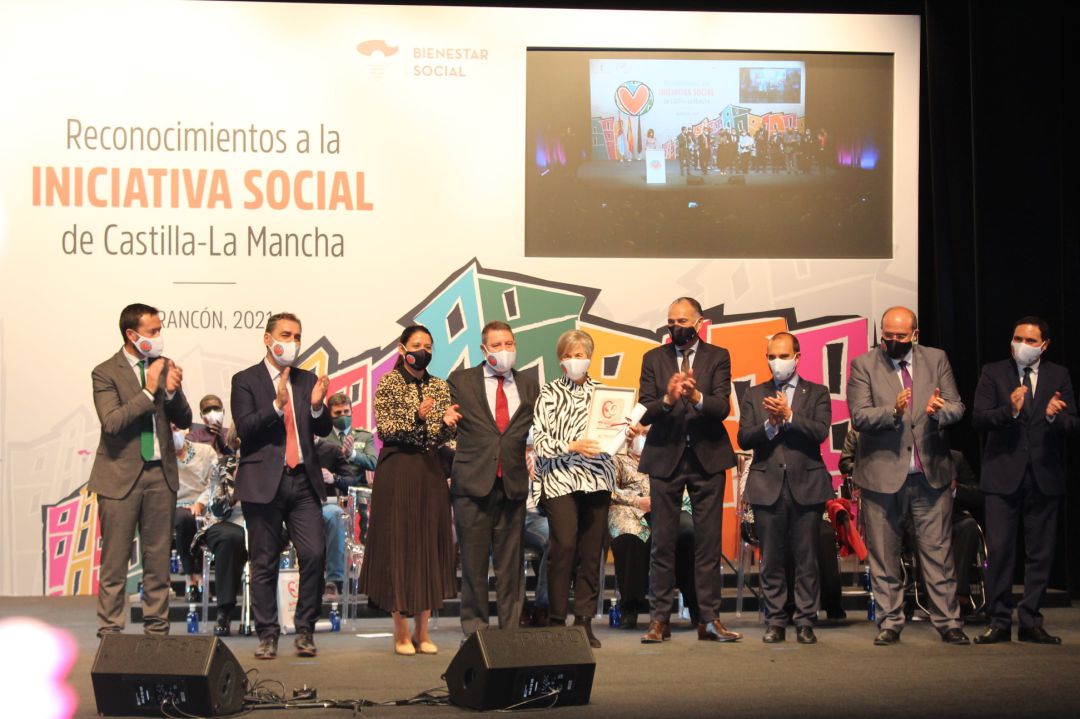 Pilar Segovia recogiendo el reconocimiento a la Red de Viviendas de Mayores
