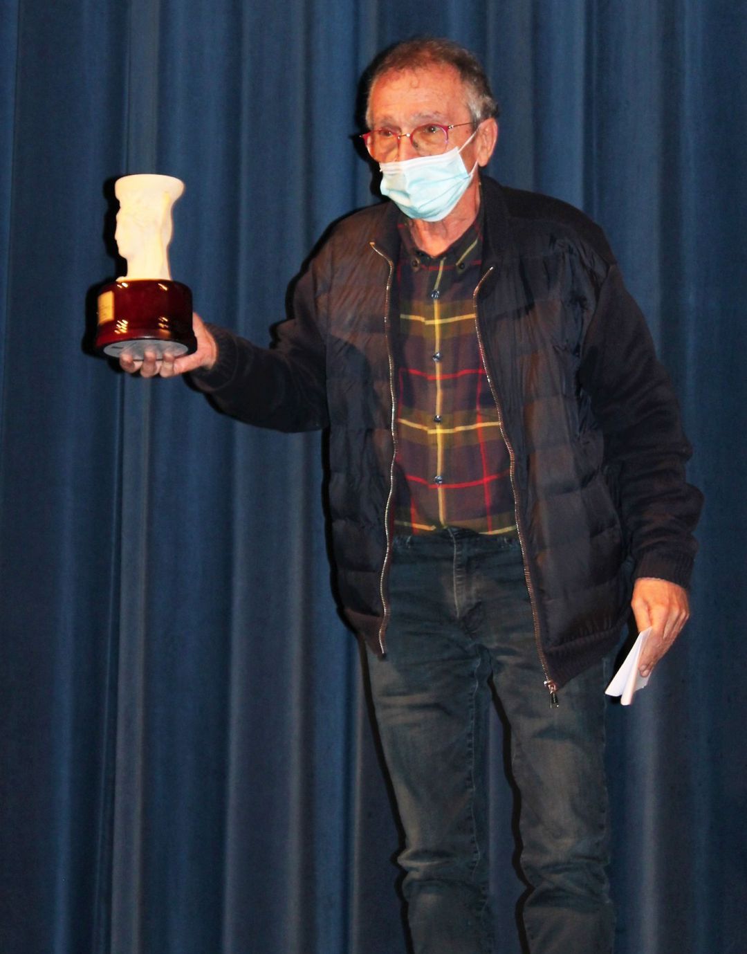 El periodista, escriptor, actor i director teatral en la imatge amb la deesa Tanit en la mà com a guanyador del premi Evarist García