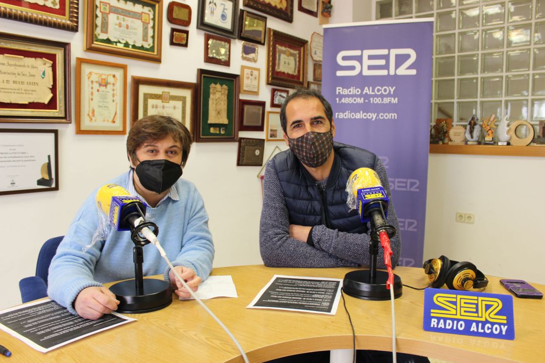 Eva Girón y Guillermo Francés, representantes de los comerciantes, en el estudio central de Radio Alcoy