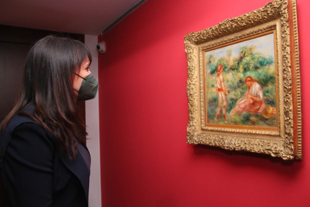 La diputada de Cultura, Julia Parra, observa el cuadro de Renoir "Femme et jeune fille dans un paysage".