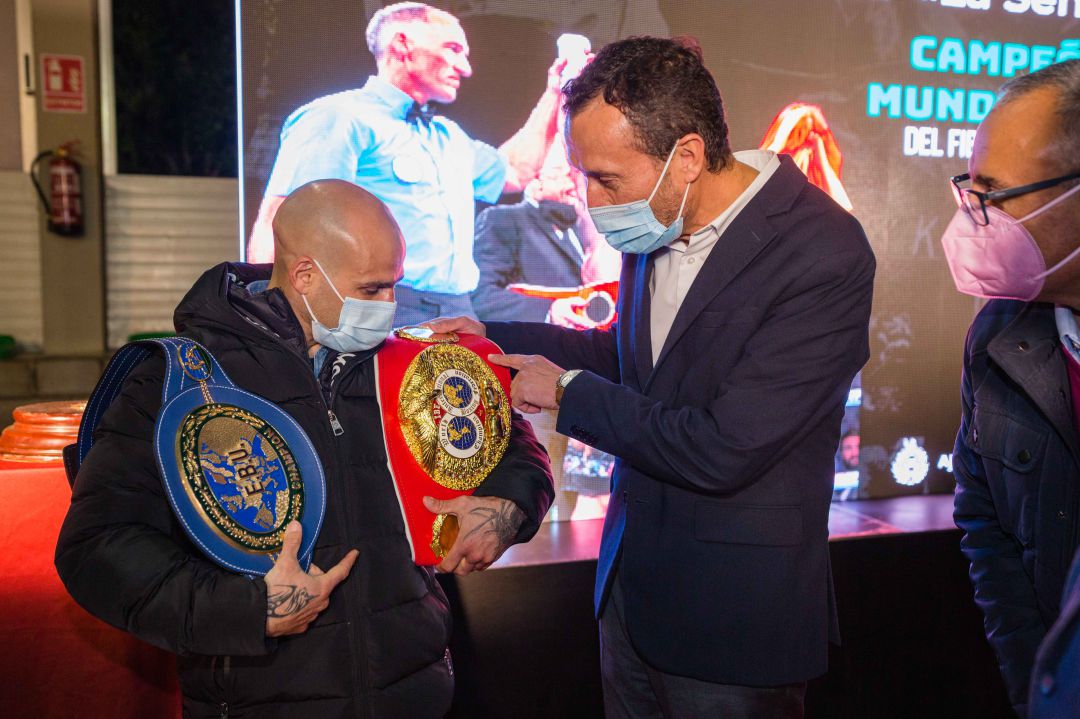 Kiko Martínez, junto al alcalde de Elche, con sus cinturones de campeón del mundo