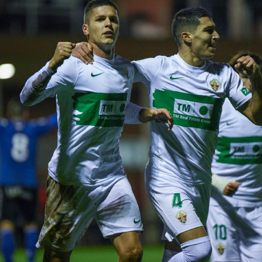Guido Carrillo, a la izquierda, celebra uno de sus goles junto a Diego González