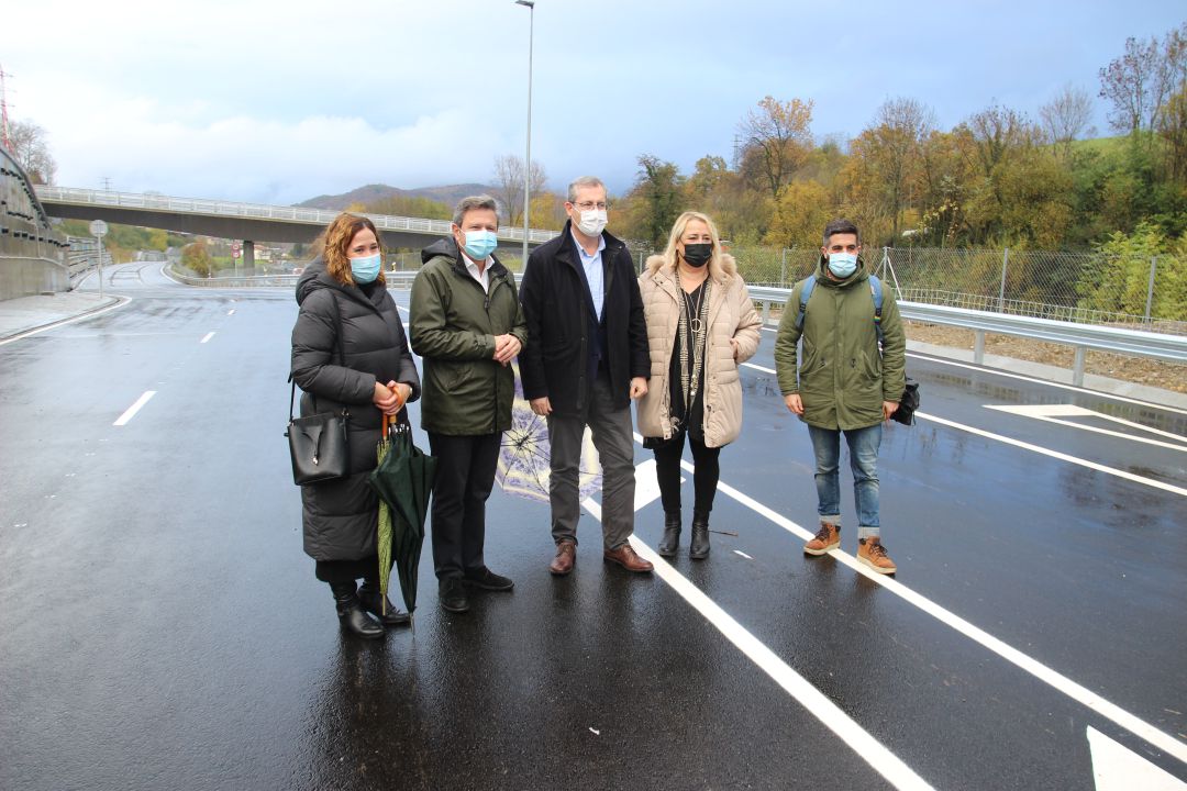 Representantes del Ayuntamiento de Irun y la Diputación de Gipuzkoa, en la apertura al tráfico de la primera fase de la Ronda Sur. 