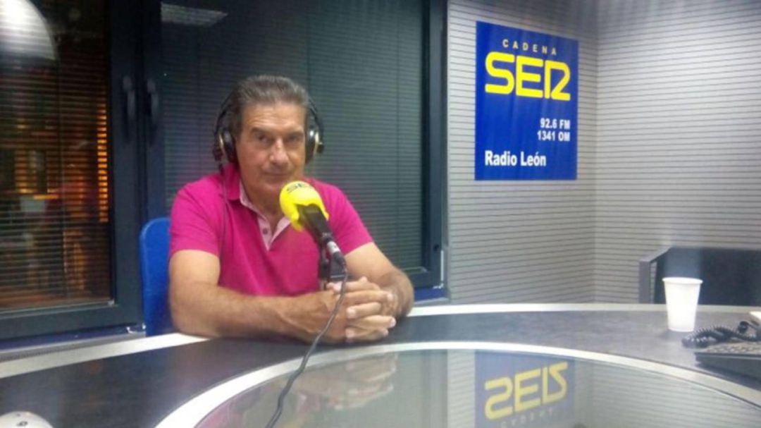 Manolo Cadenas en los estudios de Radio León 