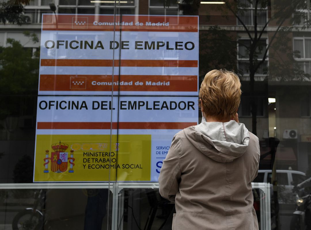 Una mujer espera frente a una Oficina de Empleo de Madrid. Archivo. 