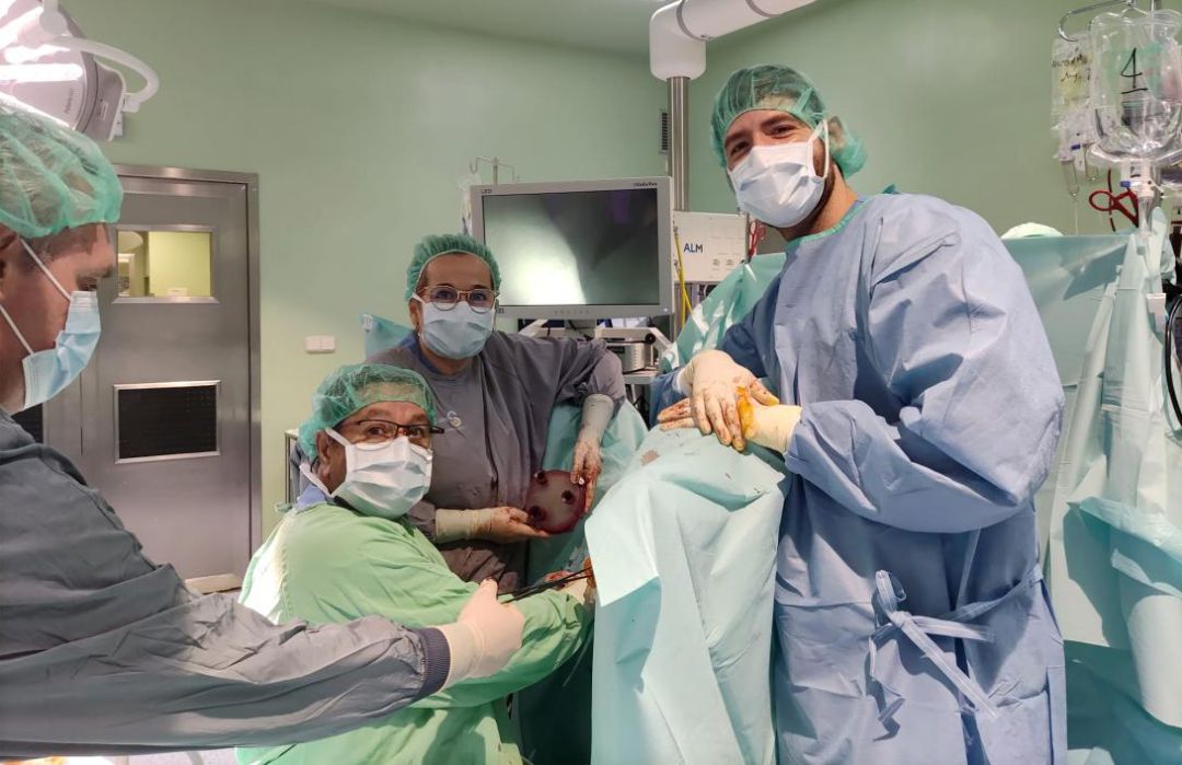 Imagen de la operación realizada en el Hospital de Manzanares, aplicando una técnica quirúrgica que no deja huella 