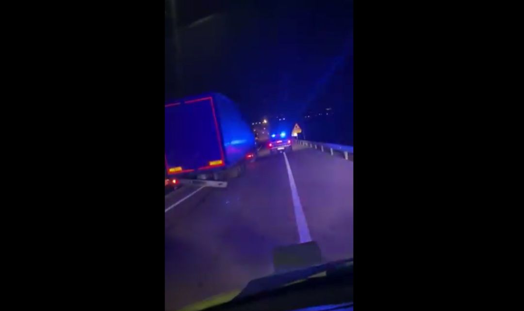 La imagen del video grabado por uno de los técnicos del SUMMA muestra el momento en que el camión, sin conductor, se choca con el guardarraíl. 