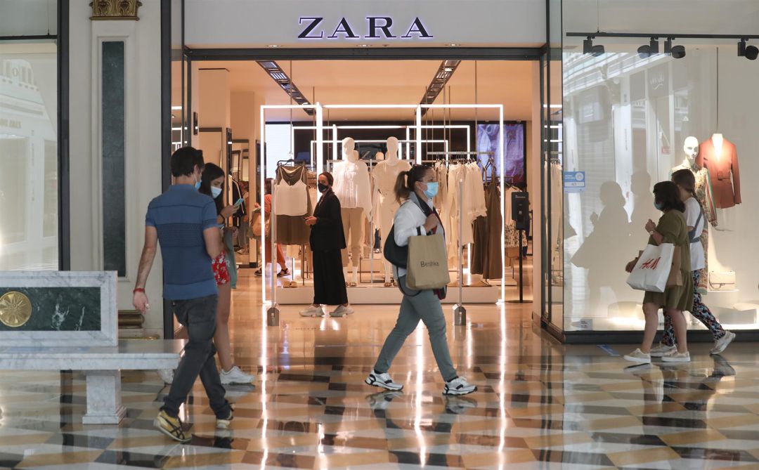 Varias personas pasan junto a una tienda Zara - Marta Fernández Jara - Europa Press - Archivo