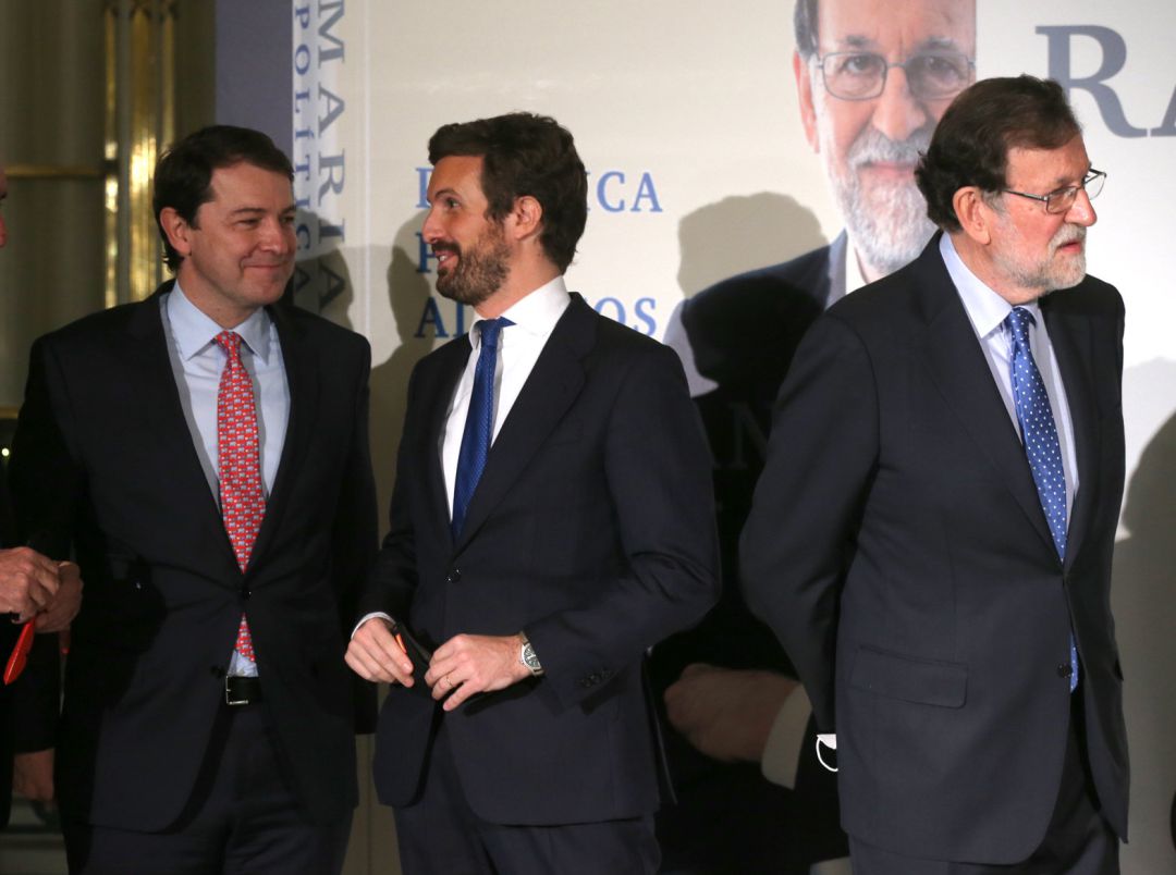 El presidente de la Junta de Castilla y León, Alfonso Fernández Mañueco (2i); el presidente del PP, Pablo Casado (3i), y el expresidente del Gobierno Mariano Rajoy (1d) .