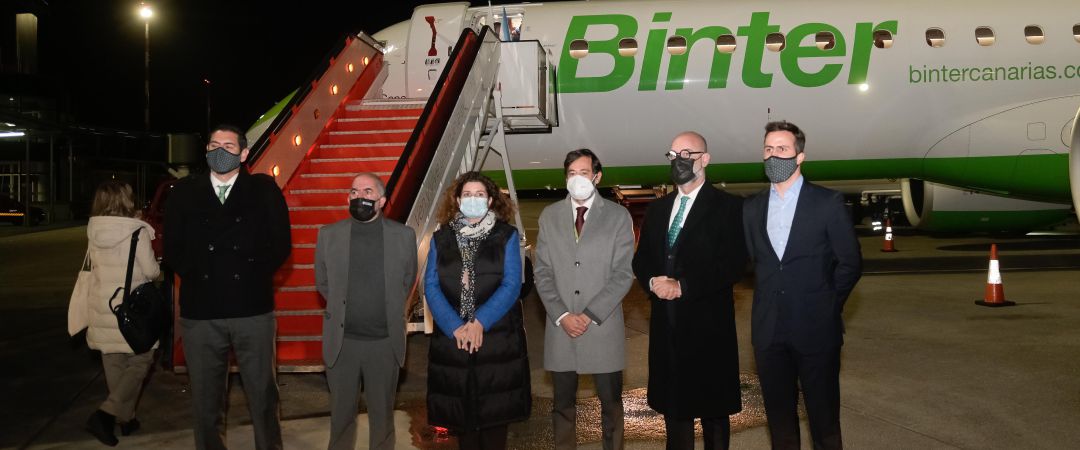 Las autoridades en la llegada del primer vuelo de Binter