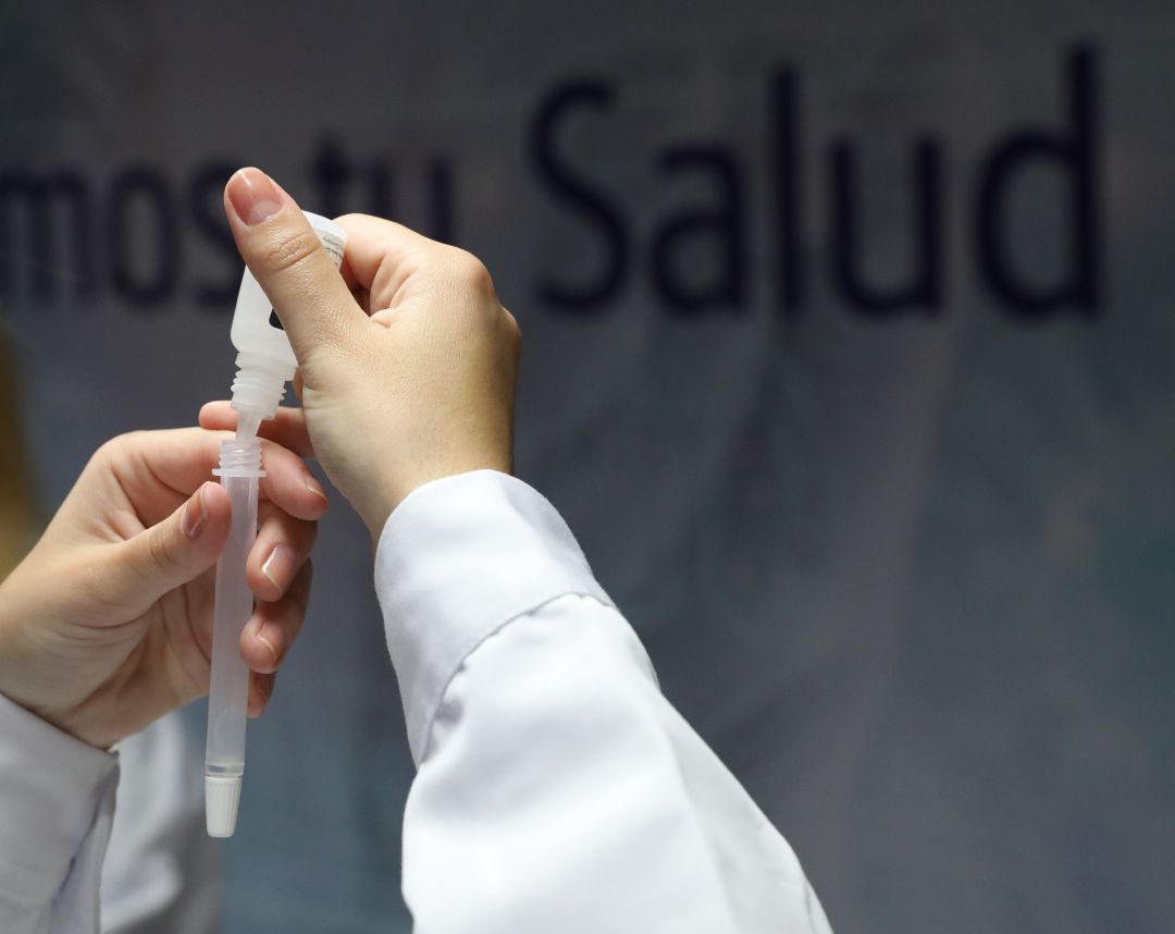Archivo - Un sanitario prepara un test de antígenos en el intercambiador de Plaza de Castilla, a 24 de junio de 2021, en Madrid, (España).