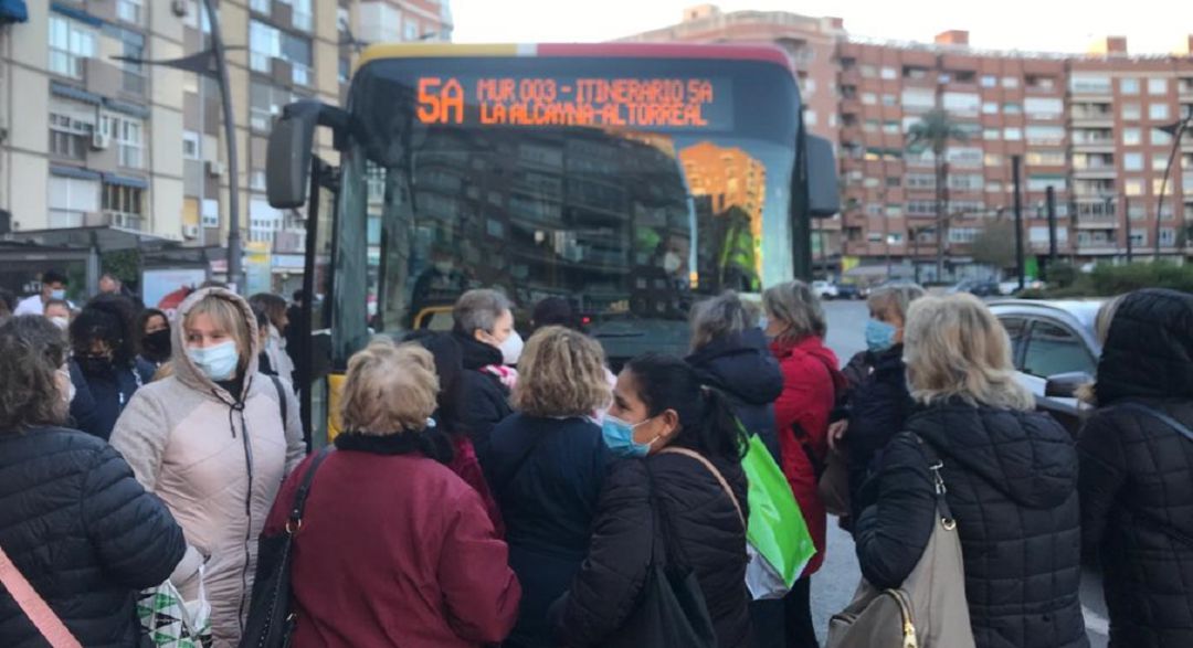 Los usuarios de la línea 5A han parado un autobús en la Plaza Circular de Murcia para protestar por los nuevos itinerarios, horarios y frecuencias