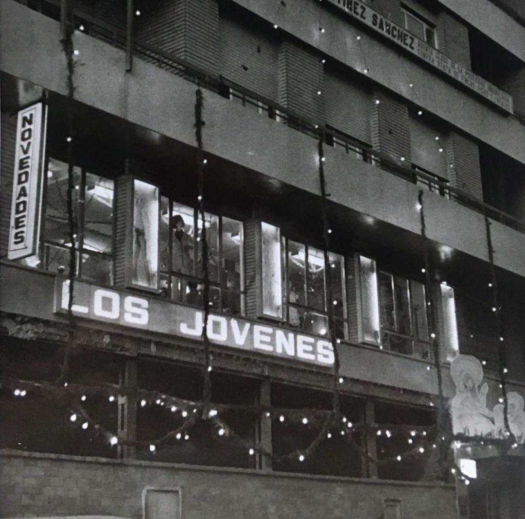 La primera tienda de Los Jóvenes se ubicó en la entreplanta de la torre del Pilar
