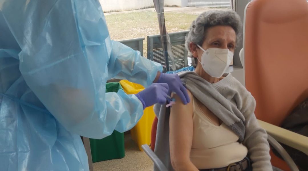 Mujer vacunándose contra el COVID-19 en el Hospital Infanta Sofía de Sanse