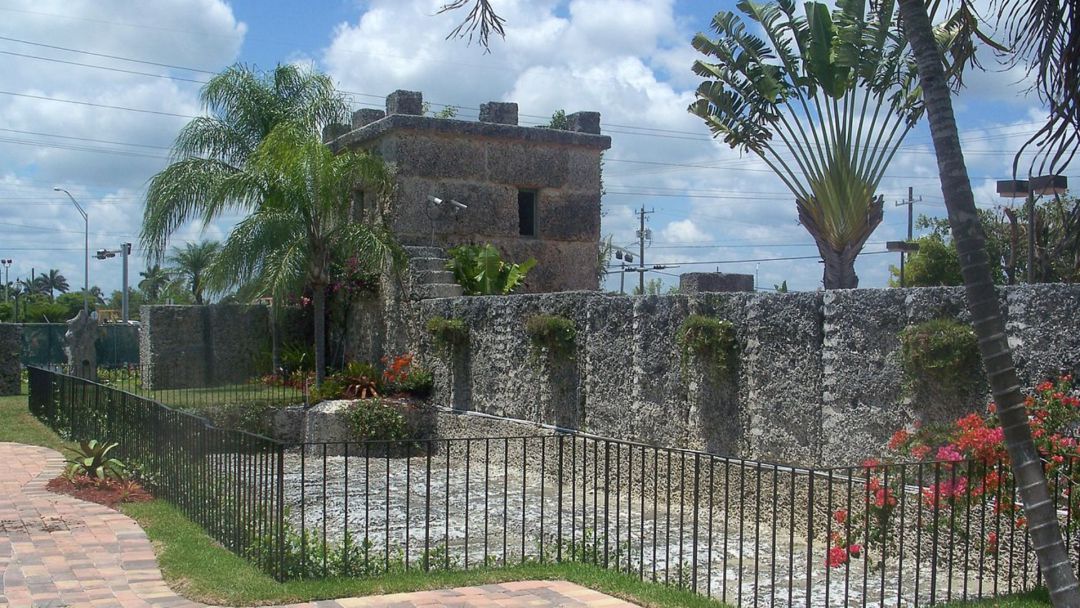 La historia de desamor de un hombre que construyó un enigmático castillo en Florida