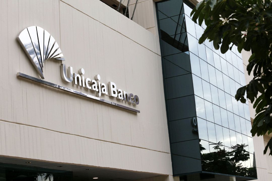 Archivo - Fachada de la sede de Unicaja Banco en Málaga