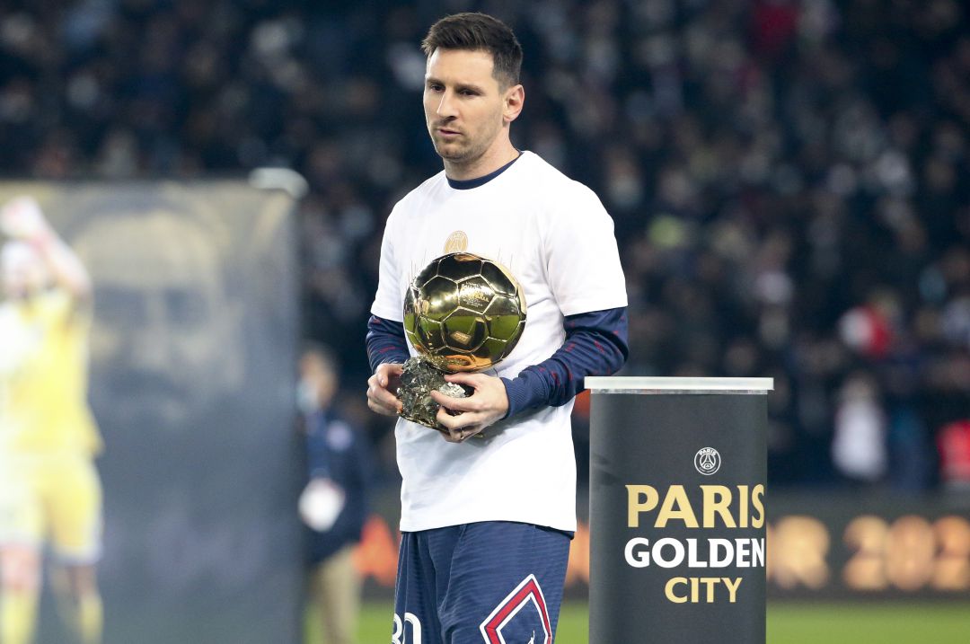 Leo Messi presentando el Balón de Oro a su afición