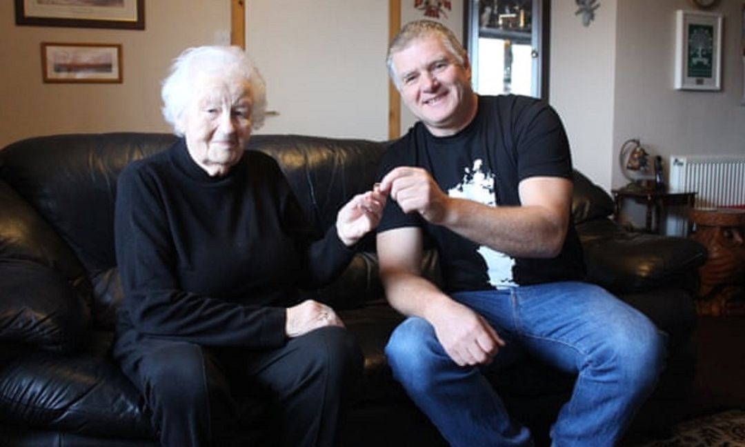 Peggy MacSween con Donald MacPhee y el anillo de bodas que perdió en un huerto de patatas Western Isles hace 50 años.