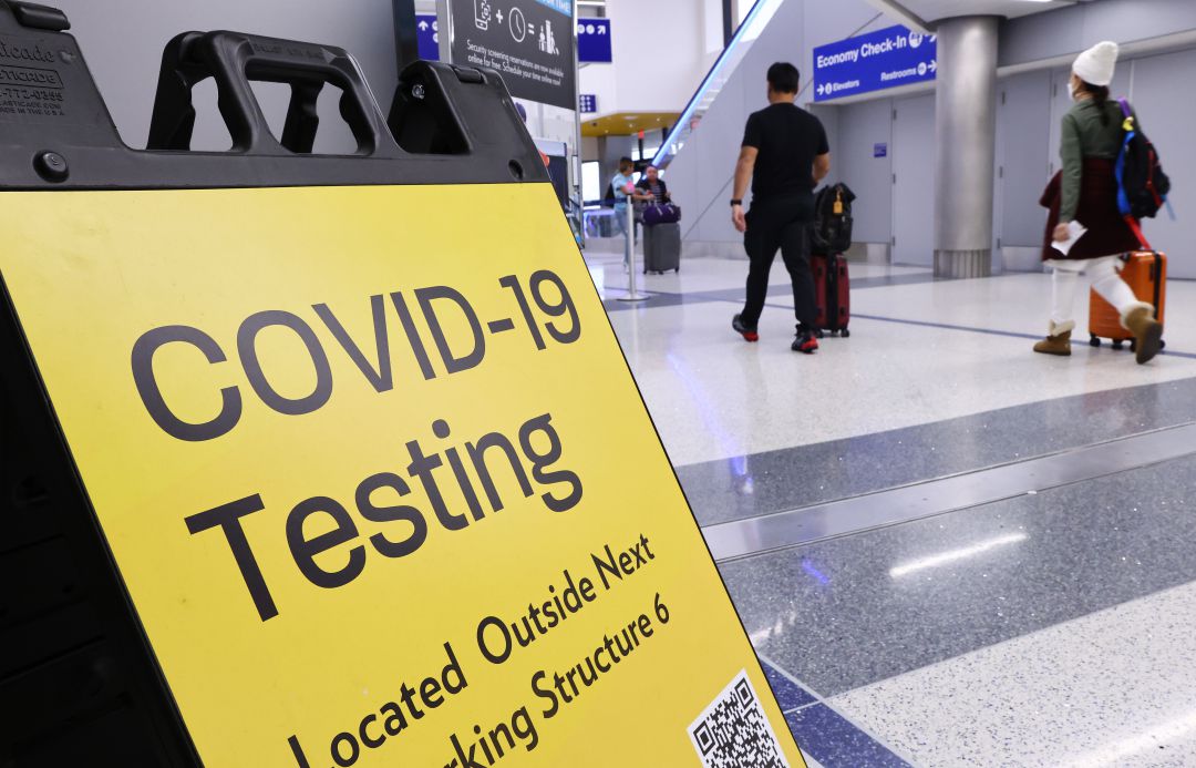 Test gratuito de COVID en un aeropuerto. 